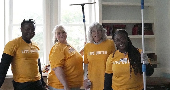 employees volunteering 